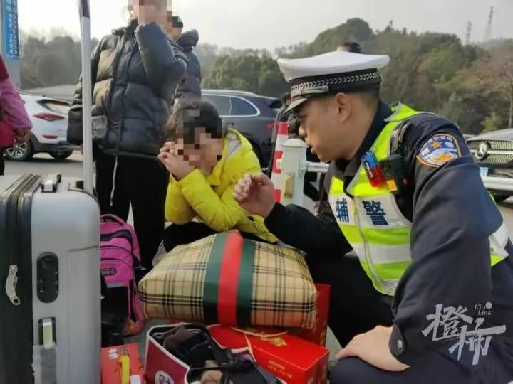 这男人脾气够火爆，因为回谁家过年和老婆发生激烈的争吵，不仅如此，竟然……

当车