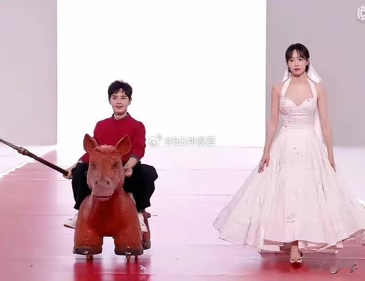 难怪丁禹兮不走星光大赏红毯，宋茜都忍不住黑脸本来宋茜穿的美美的走红毯，结果曹骏拿