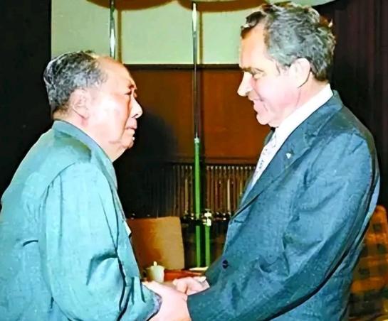 1976年，毛主席为何要邀请已经卸任的尼克松再次访问中国？多年后才知老人家真正的