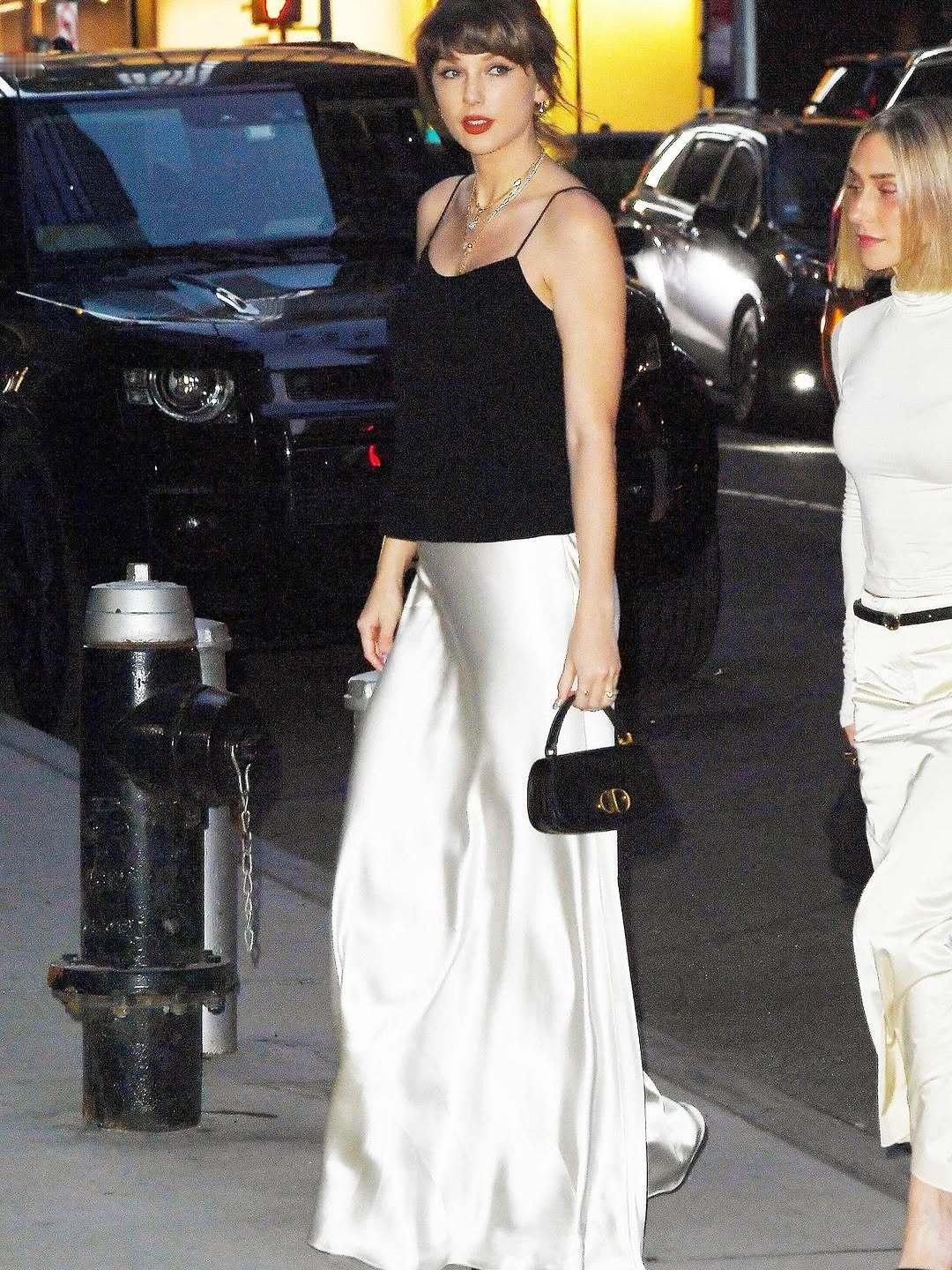 被霉霉Taylor Swift这套最新纽约出街造型美到✨ 