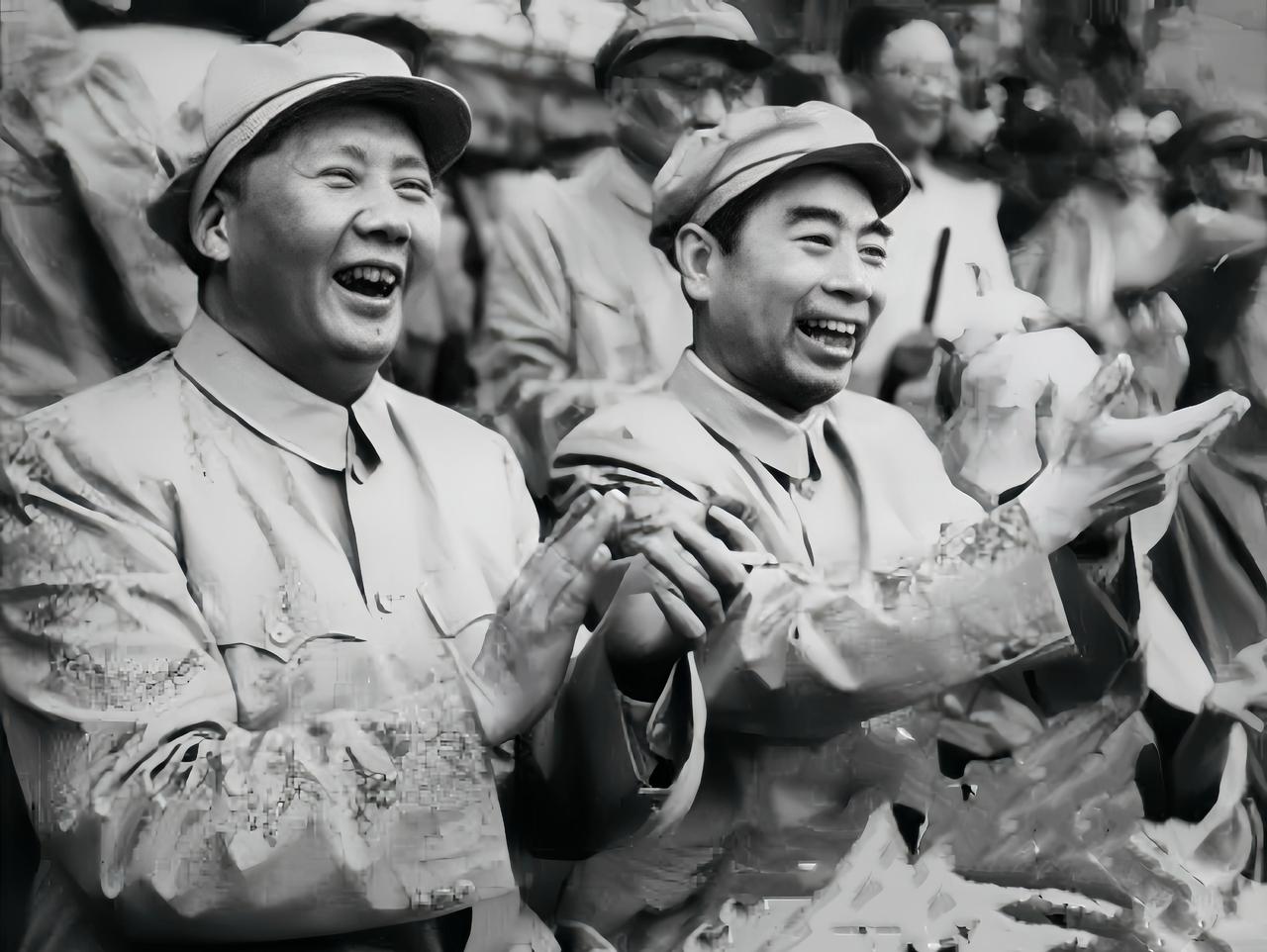 周恩来去世后，郭沫若曾在悼词中这样提及他与毛泽东的关系，他说：“光明磊落，与导师