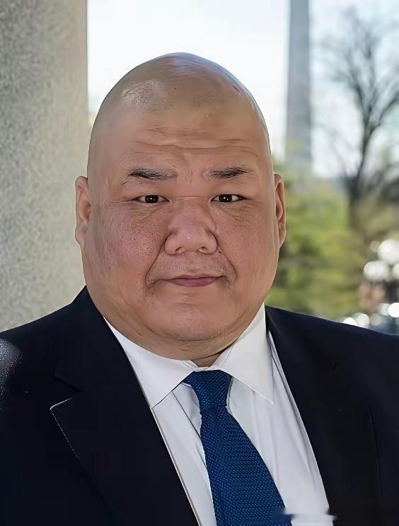 这次随特朗普访华，除了黄仁勋这位有着标准华人面孔的华裔以外，还有一位华裔，他就是