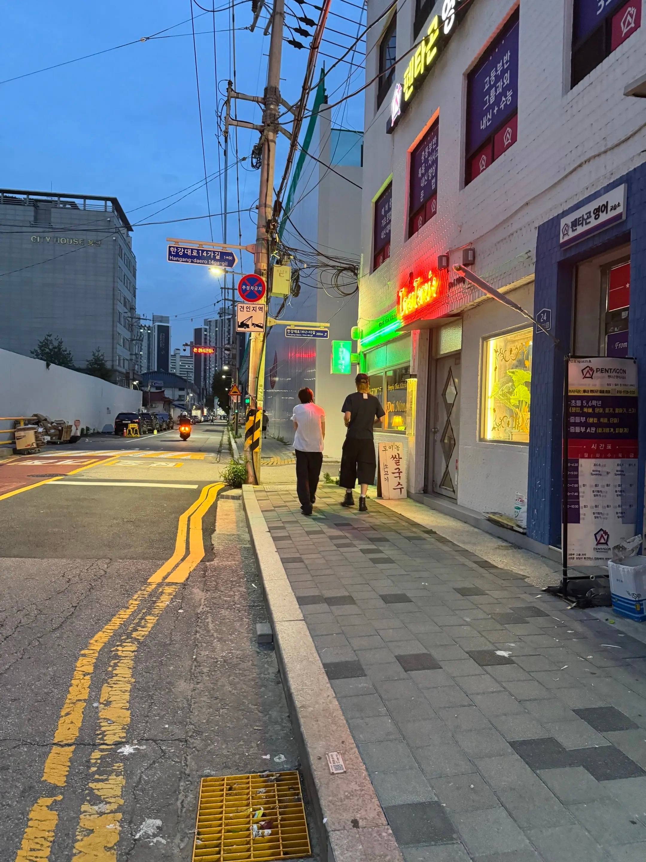 HYBE门口偶遇散步（这枚黄毛头发好长啦-©魅力橘橘 