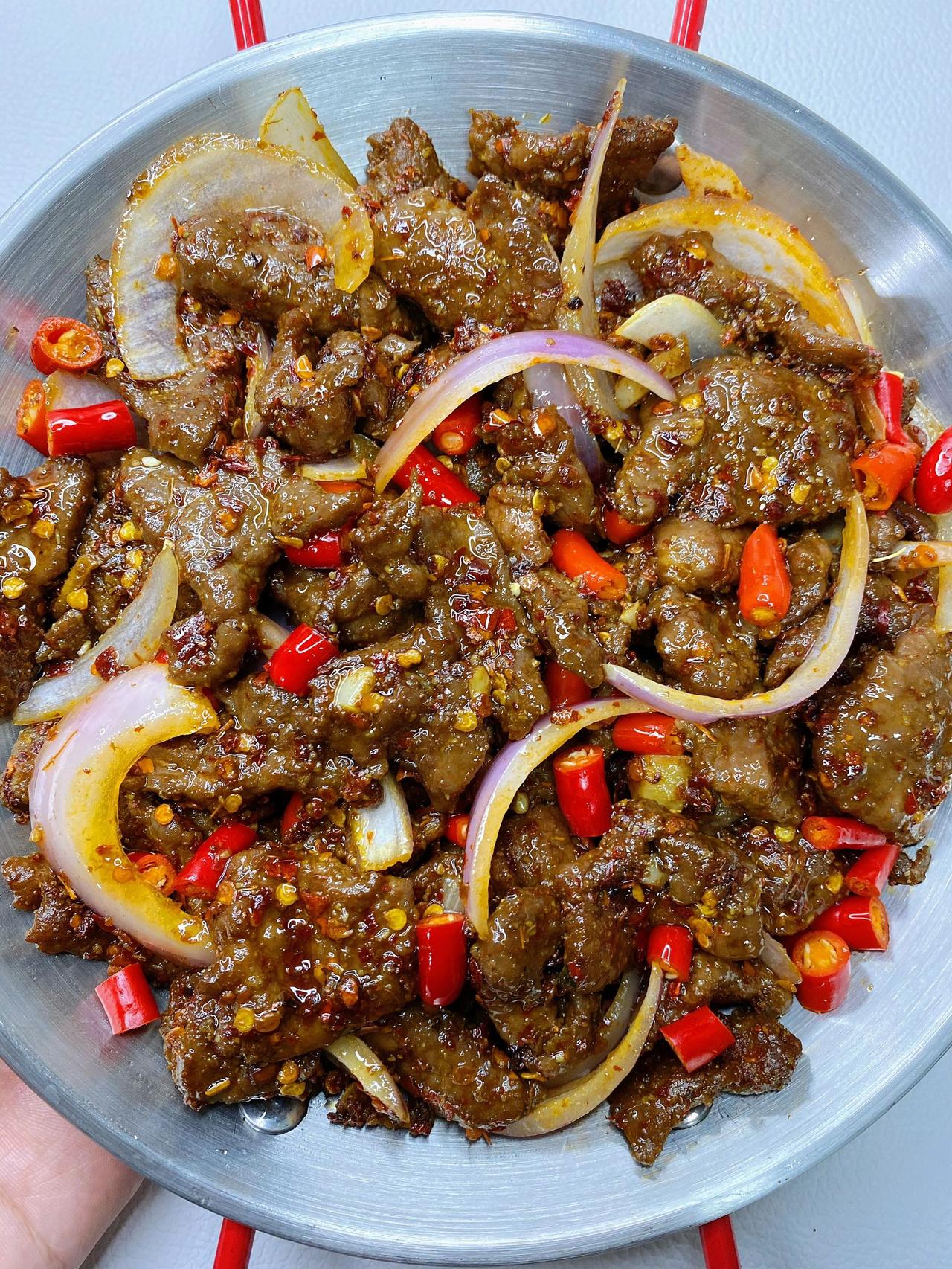 孜然洋葱牛肉 牛肉嫩滑爽口 巨好吃巨下饭
食材:牛肉、洋葱、小米椒、大蒜、生姜
