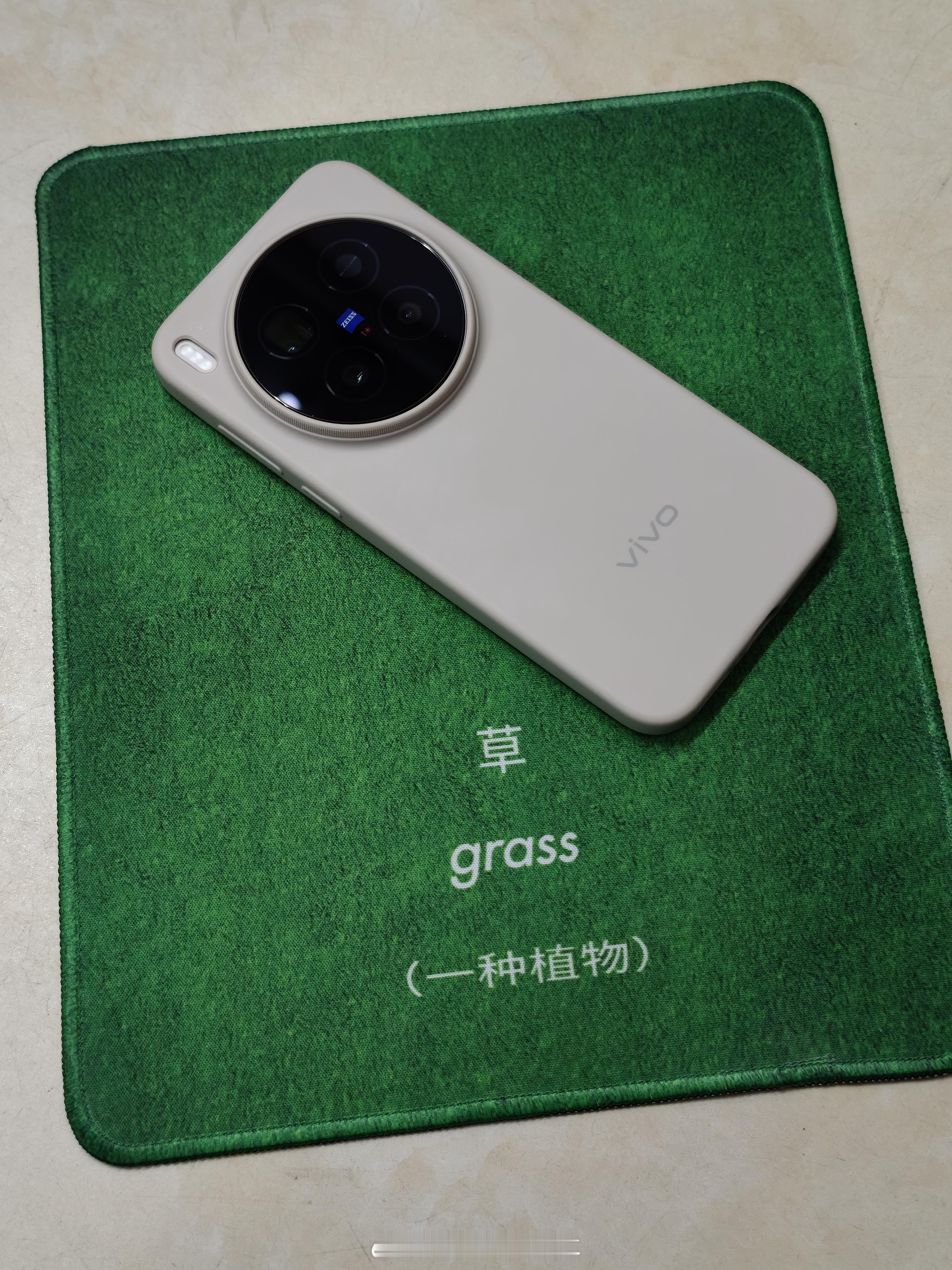 草大家猜猜这个鼠标垫多少钱？