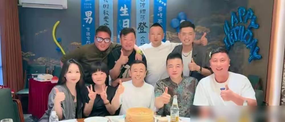 潘长江不带货以后还真是艺术家的范！所谓的“潘嘎之交”无非成了笑谈。

  潘长江