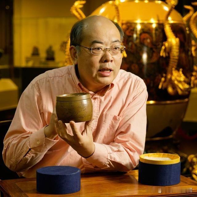 其实鉴股如鉴宝。
古玩鉴定有四个方面：鉴质地、辨真伪、断年代和评价值，鉴定的方法
