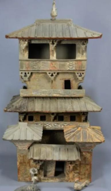 四川一七岁的男孩被拐卖，13年后，男孩来博物馆参观。突然，男孩激动地指着汉代陶楼