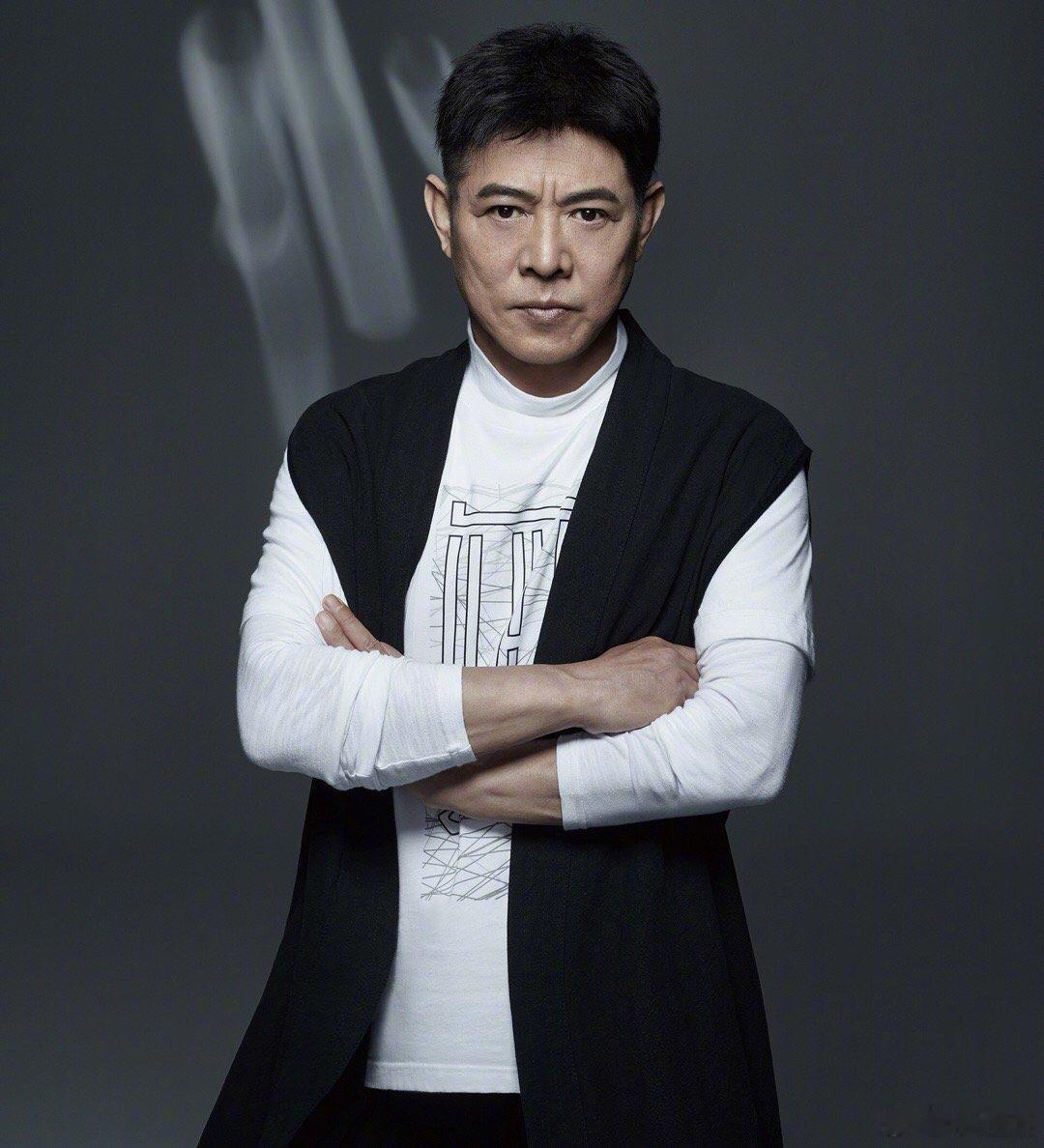 李连杰有三级残疾证李连杰的武打角色刻在童年里，得知他有三级残疾证、见过他病床上的