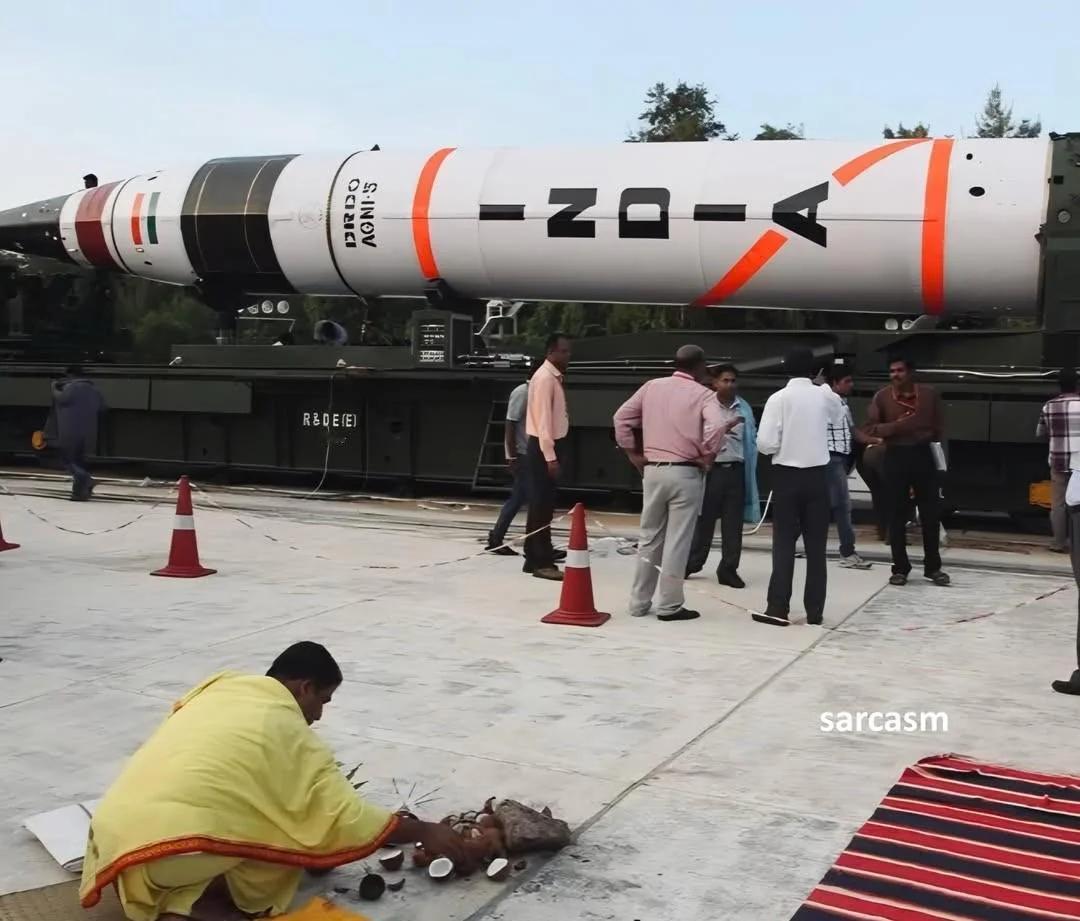 一位牧师在印度烈火5洲际导弹在发射前，举行宗教仪式进行祝福。印度使用的几乎所有武