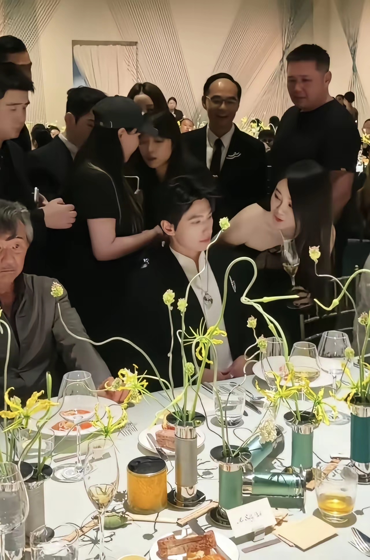 杨洋醉酒被张彬彬搀扶至今没有发现有钱和长得好的坏处。杨洋出席活动，一堆美女围绕在