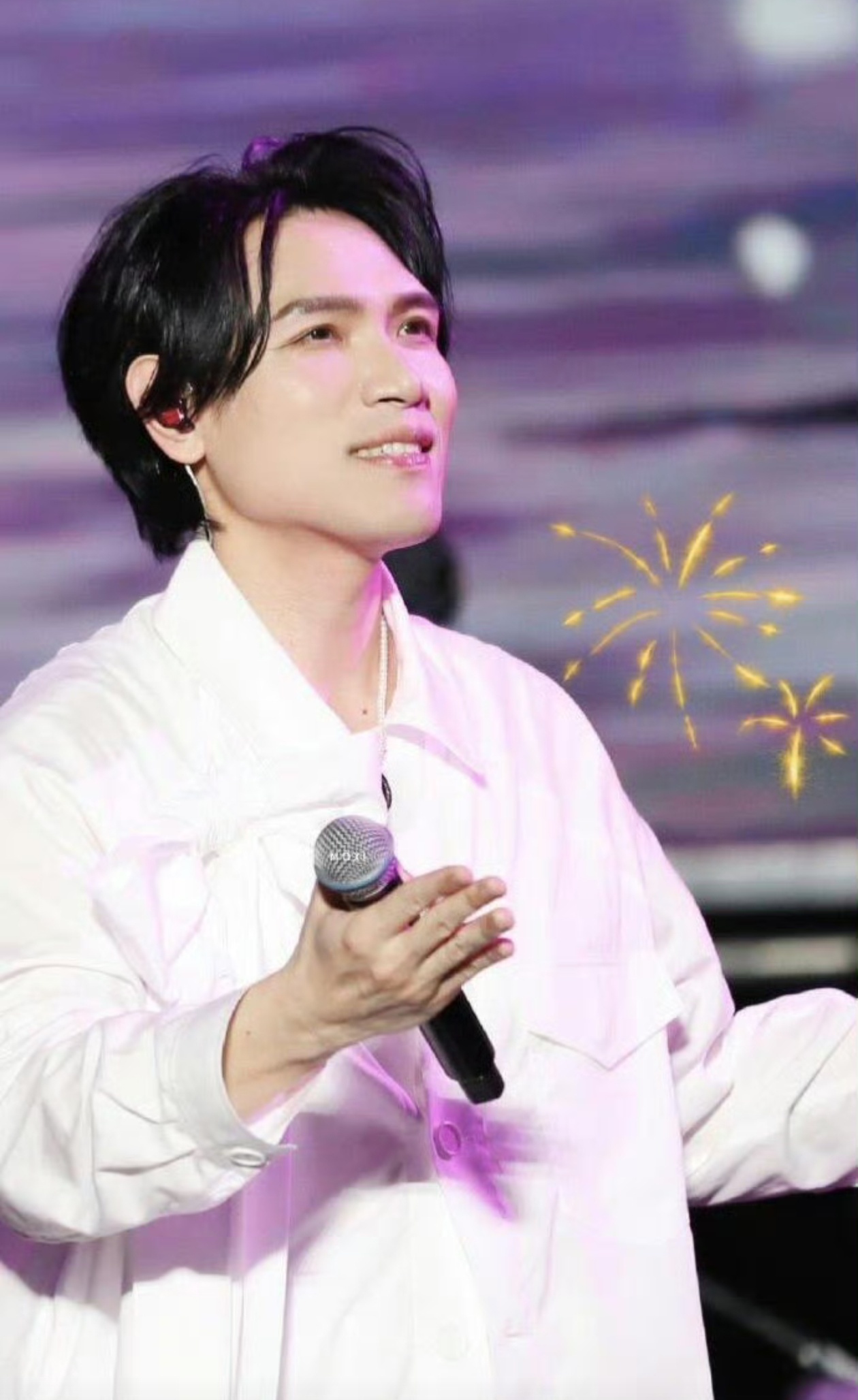 杨宗纬摔下舞台今年掉下舞台的明星好多呀，刘德华、陈奕迅、杨宗纬，还有林俊杰好像，