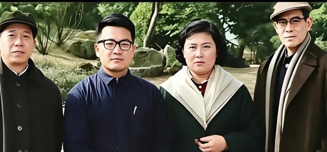 70年代 ，《阿诗玛》导演刘琼与杨丽坤夫妇再度重逢，留下一张留影。当年一部《五朵