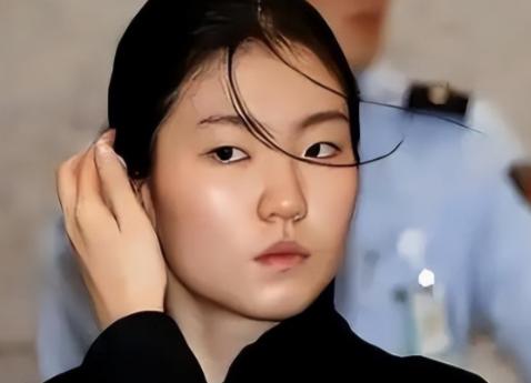 韩国短道速滑选手沈锡希，未成年时被自己的主管教练赵宰范长期伤害近30次，为了报复