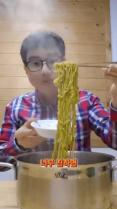 第一次在韩国见这么有仪式感的吃法韩国人吃个面整这么多活儿本以为是普通干饭，结果从