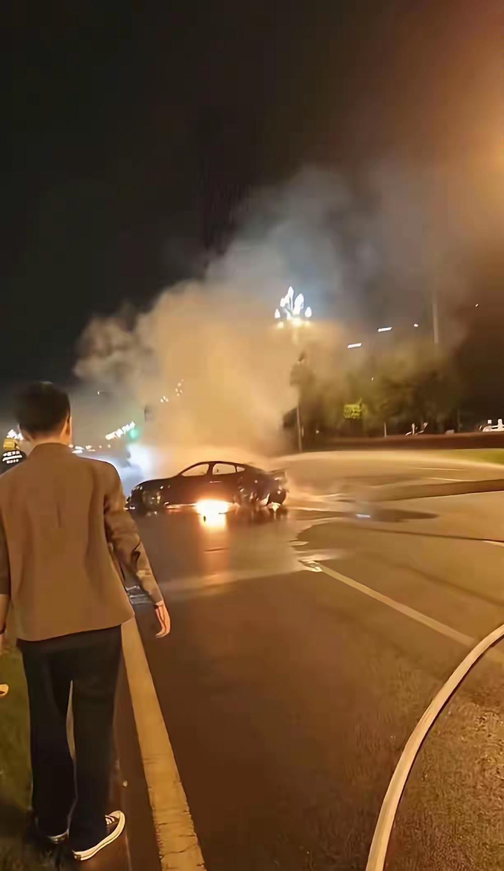 成都发生的交通事故导致司机未能救出最新通报结果出来了
    凌晨三点多一辆私家