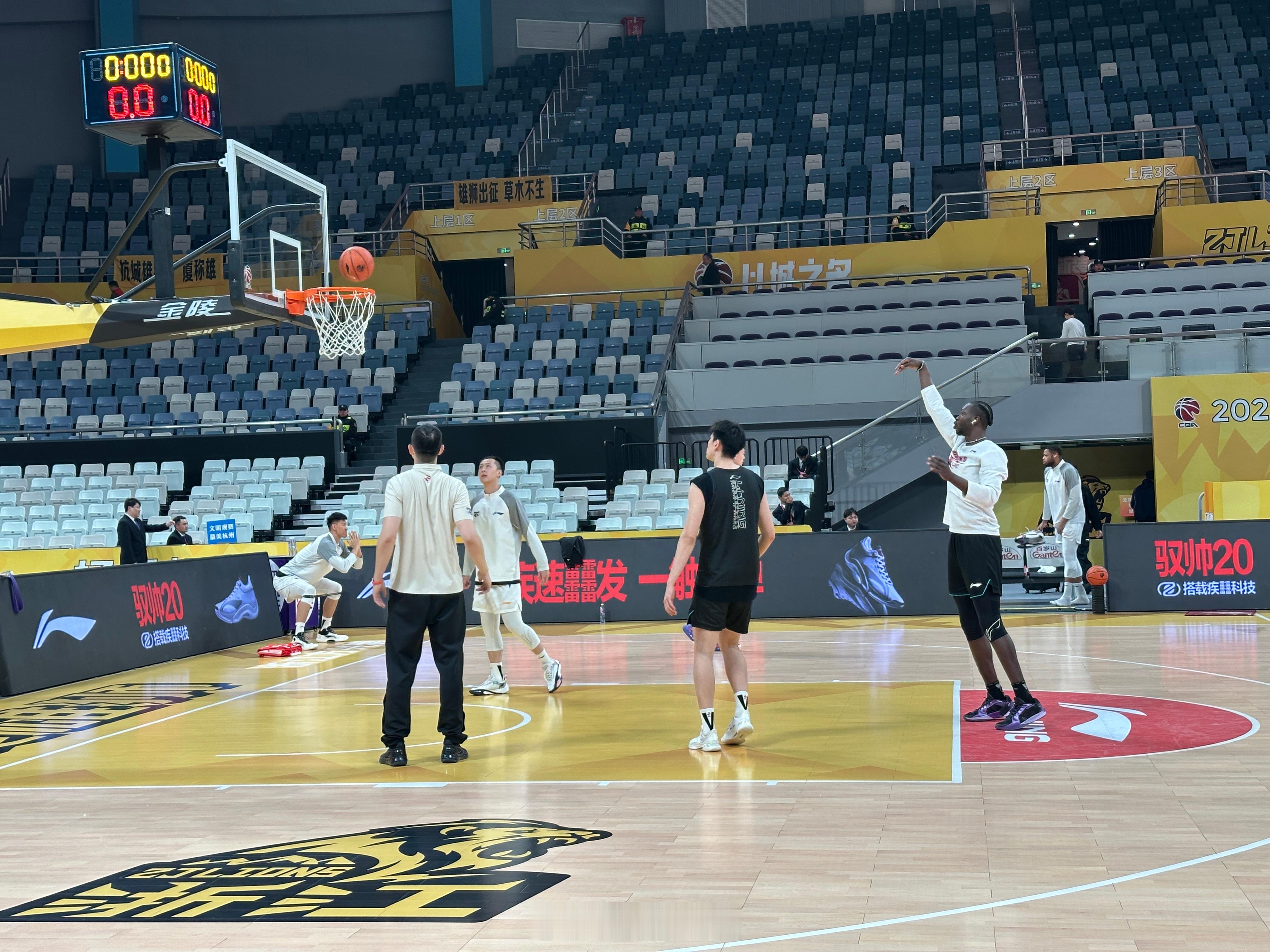 广厦男篮vs北京男篮 大芒果训练时罚球也没有三不沾啊。。。 杭州·黄龙体育中心体