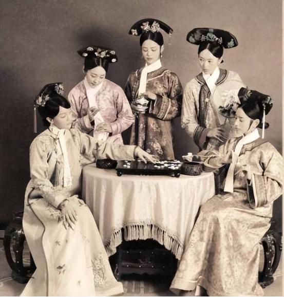 1798年，88岁的乾隆娶了13岁的晋妃。乾隆共有45位妃嫔，晋妃是最后一个。洞