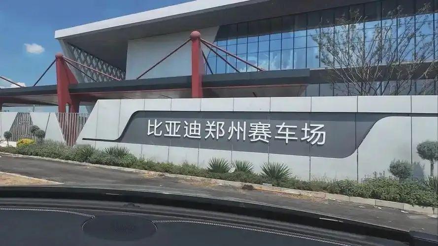如果你进入越野区，8种路面轮番上阵，卵石、石板、连续坑坑洼洼……真的让你应接不暇
