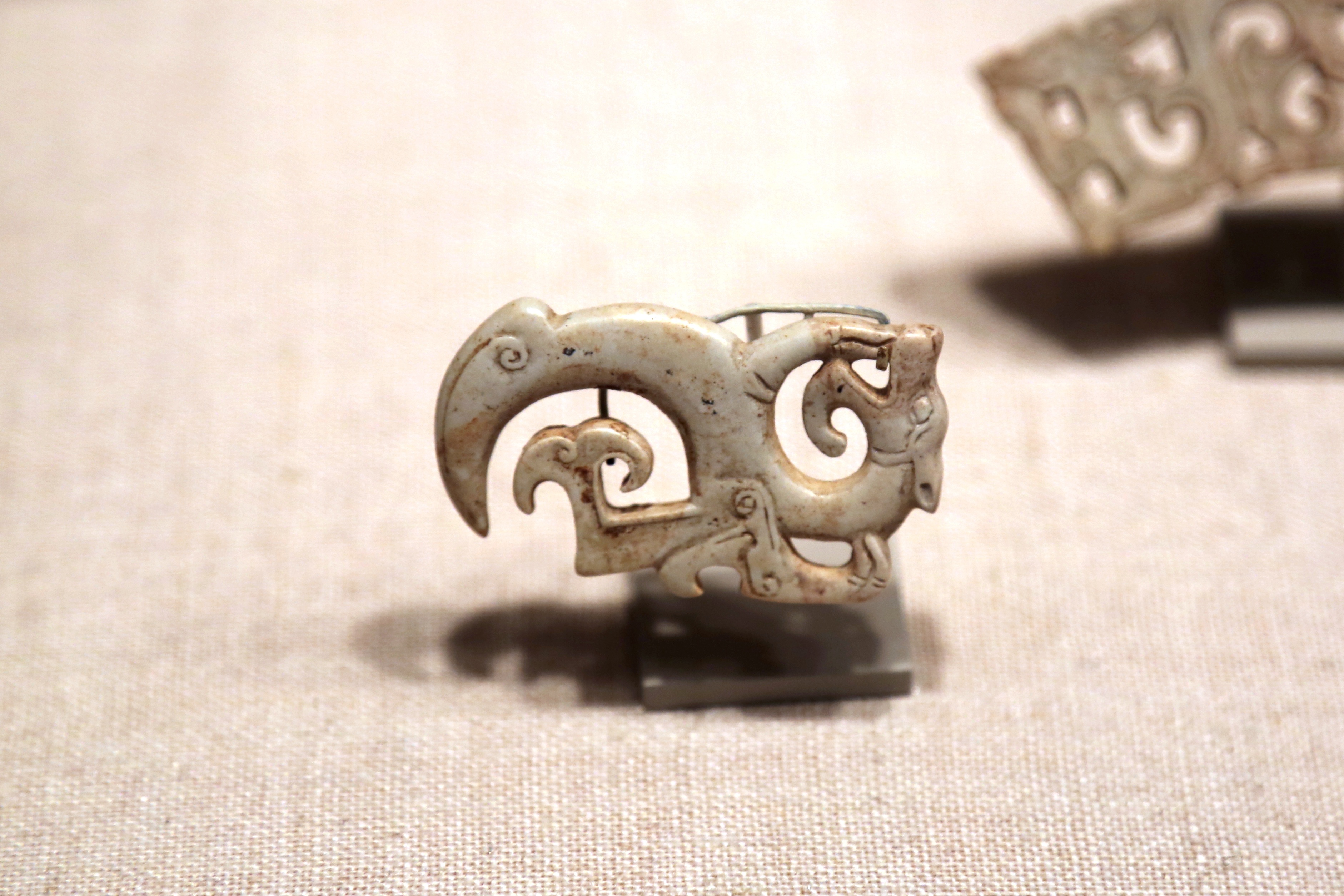 美国普林斯顿大学美术馆收藏的一件罕见造型的东周龙形玉觽 