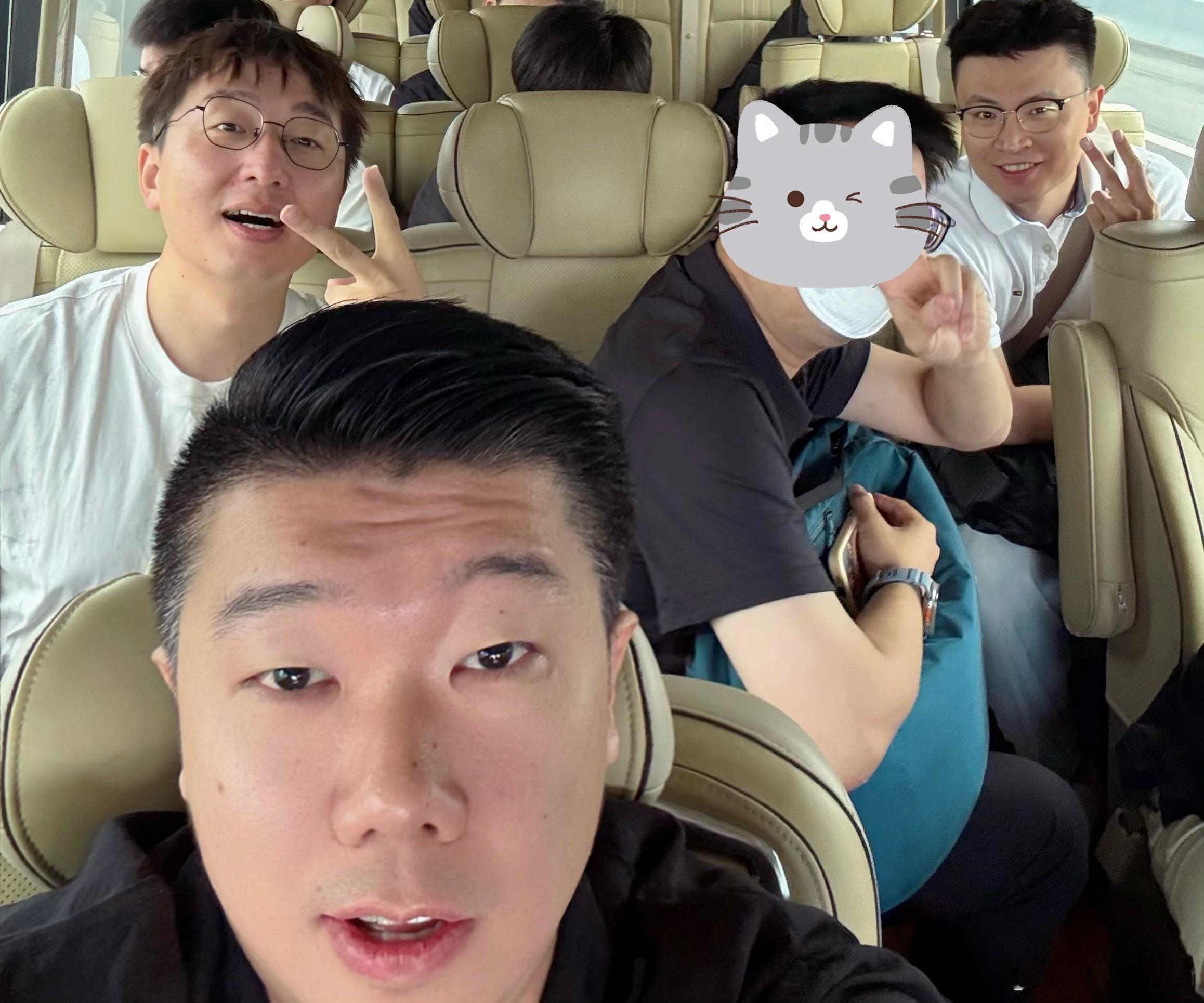 由于怕你们被帅晕，给打个码 ​​​
