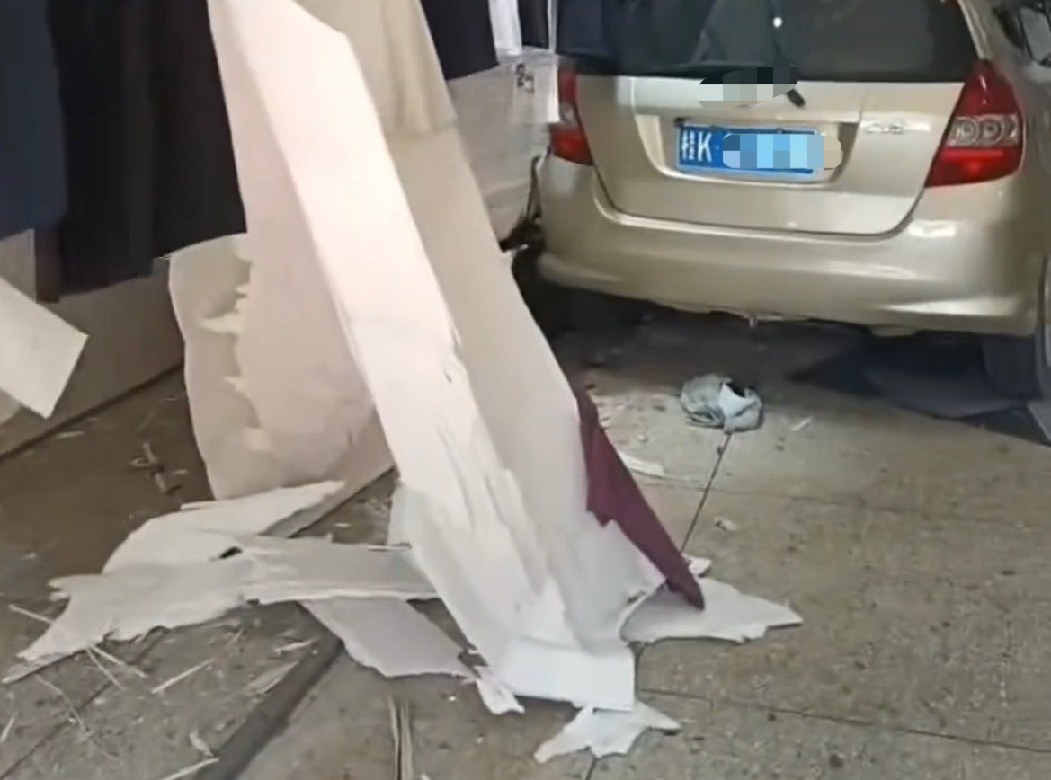 近日，网友反映：玉林绿荫小车冲进一服装店里现场一片狼藉。同城热点创作计划 玉林