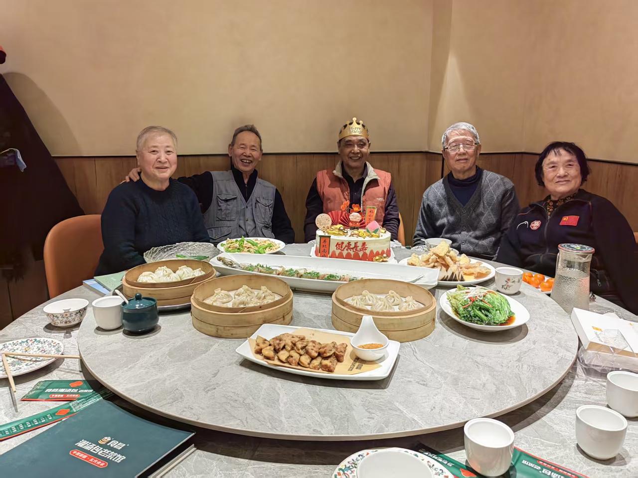 病榻口溜
今夜雷雨交加，榻上思而不寐。住院逾周，似有吉兆。食欲日增，精神渐爽，体