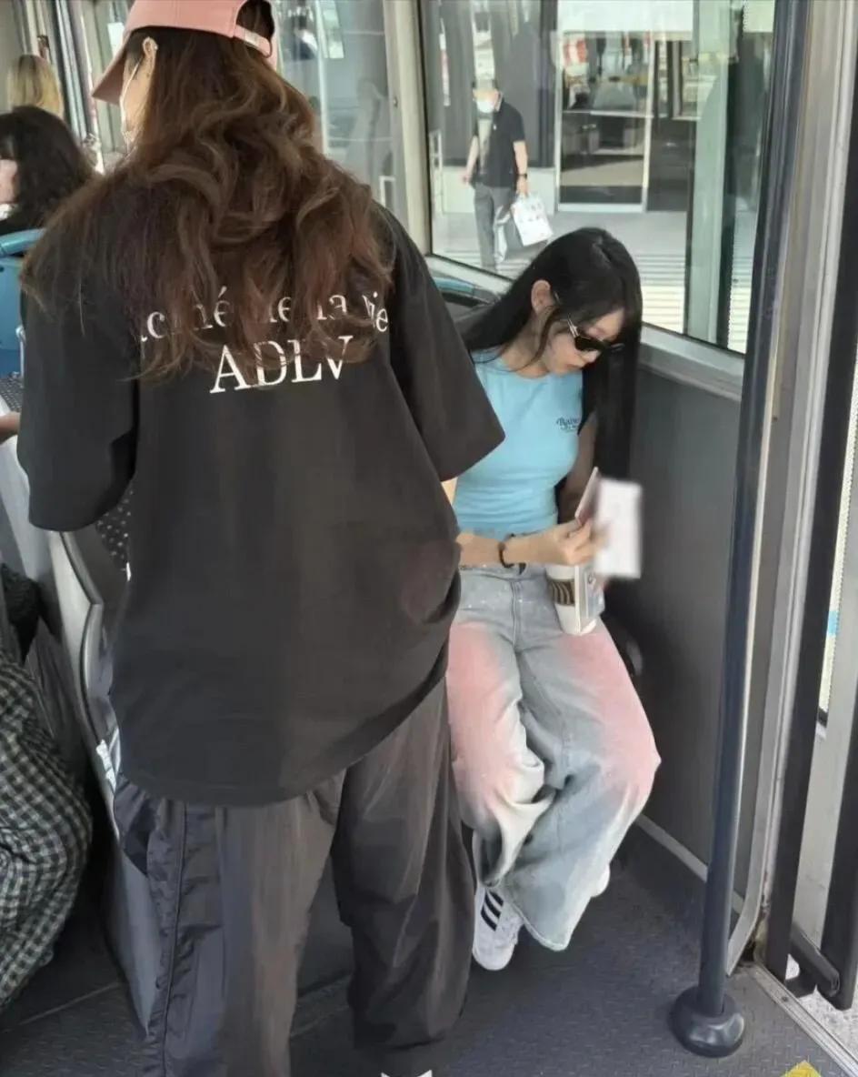 小沈阳8岁女儿沈佳润现身韩国机场，她戴着大墨镜，手拿咖啡，打扮得光鲜亮丽，好像韩