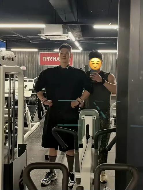 有没有一种可能，宋江举铁的时候把“适度”俩字忘健身房了？从双开门到四开门再到三开