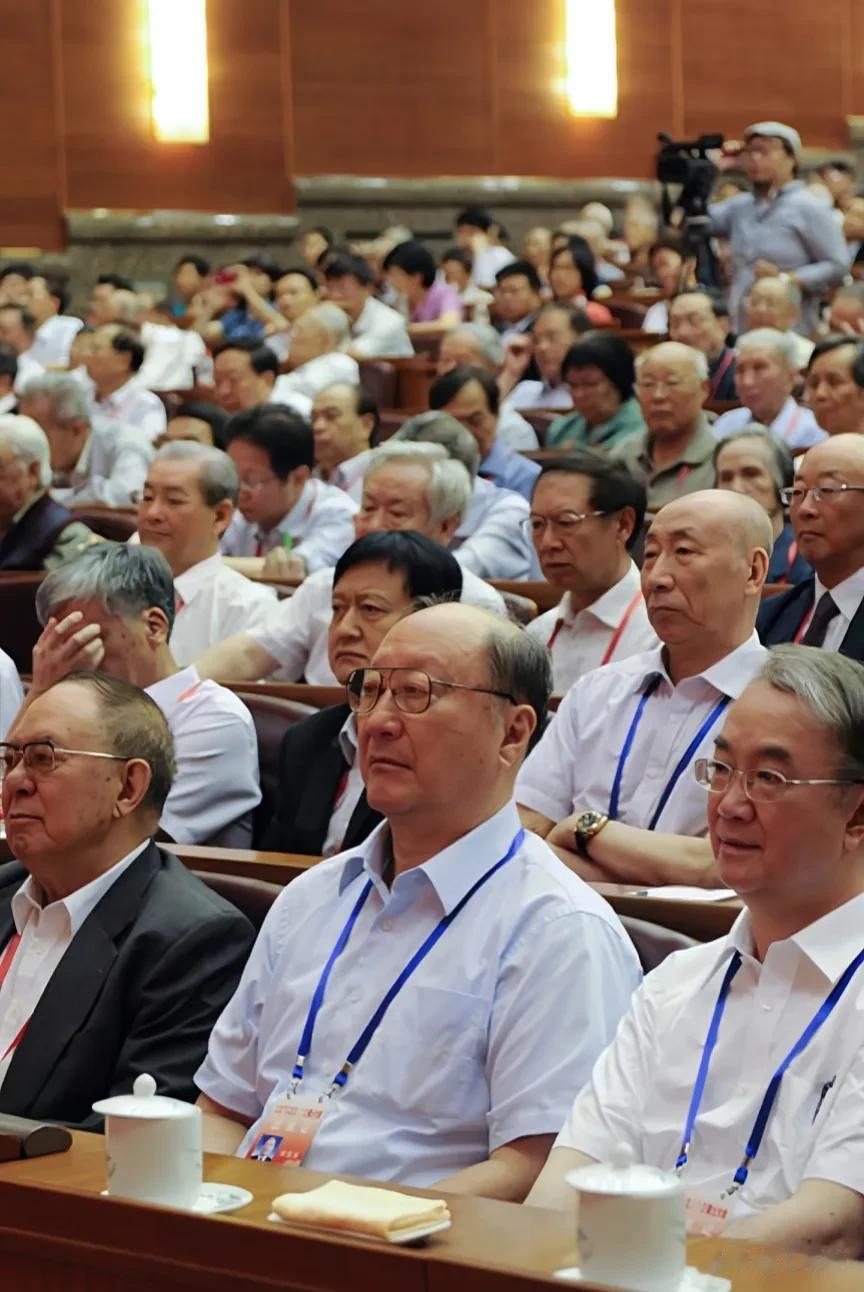 中科院院士和公务员，哪个职业更有优势？从四个维度看，答案显而易见:

1.风险性