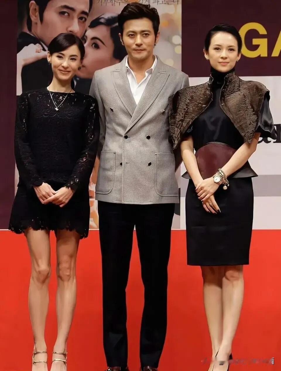 这样对比之下，还是右边的这一位好看，至少她的腿型比较完美。五官大气，清纯甜美，皮