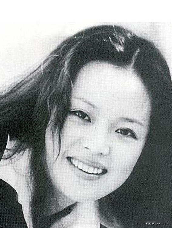 当年，年仅27岁的歌手筠子给母亲打电话“高晓松把我卖了。”随后在家中自尽，高晓松