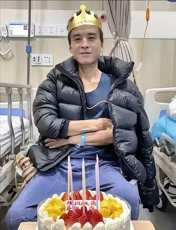 泪目！陕西47岁男子肝癌晚期。家人千方百计瞒着他，不让他得知病情。谁料，男子死后