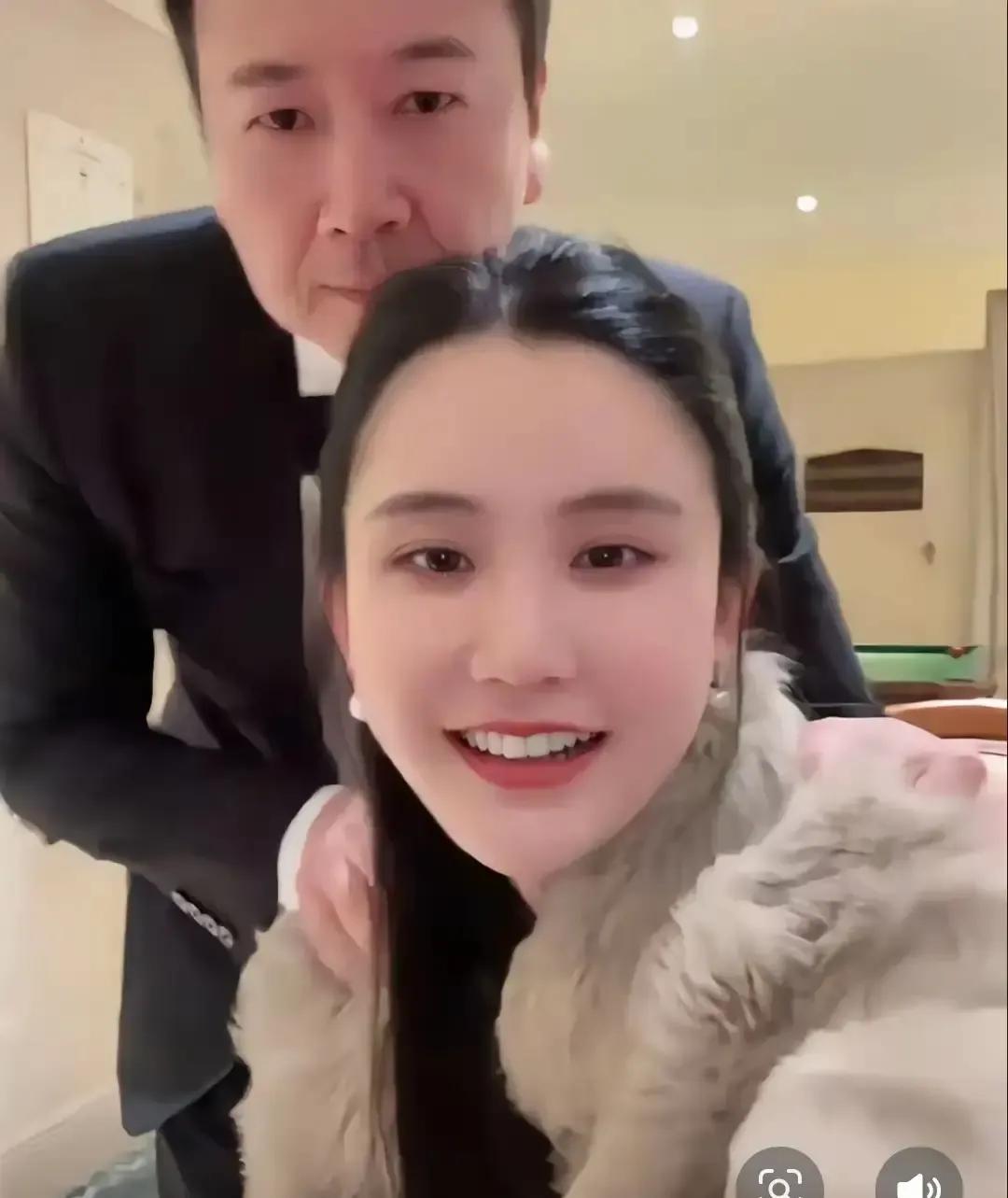 赖文峰在直播间一句年底娶楚玲，弹幕直接炸成烟花。
我刷到回放时，俩人已经开着白色