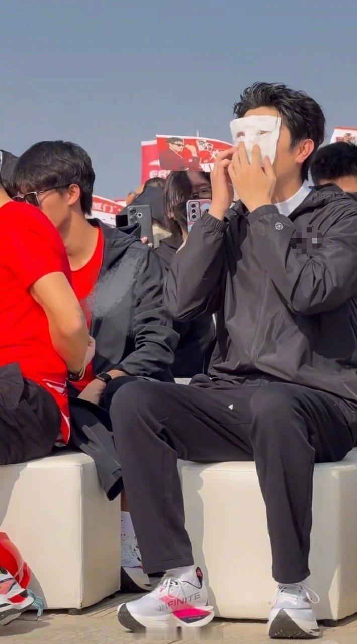 杨旭文这么抽象卢凌风知道吗 杨旭文这反差感也太绝了！发布会正经亮相像杨总慰问员工