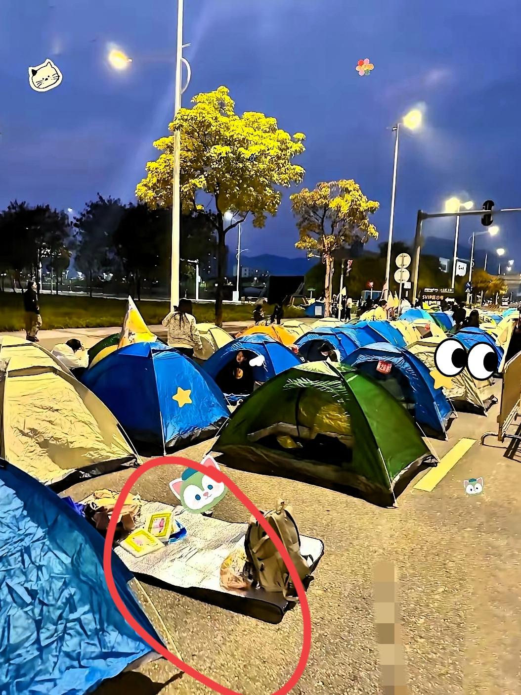 国庆最炸的风景线，不是网红景点的人山人海，而是公园里、景区外冒出来的成片帐篷！一