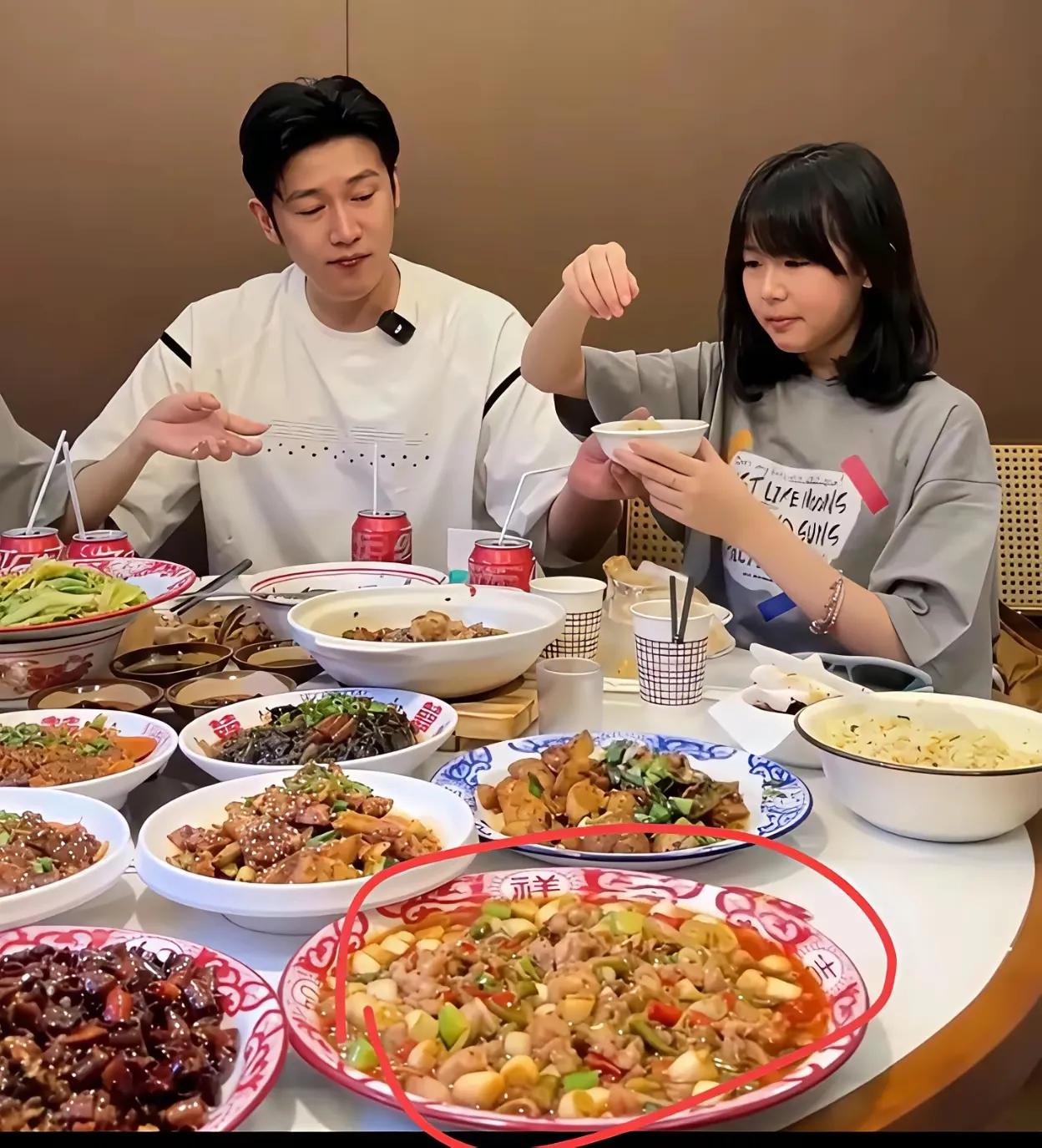 有钱人都这么吃
吃一顿饭都要点九个菜以上才能吃饭，不然没有面子？
陆毅鲍蕾全家四