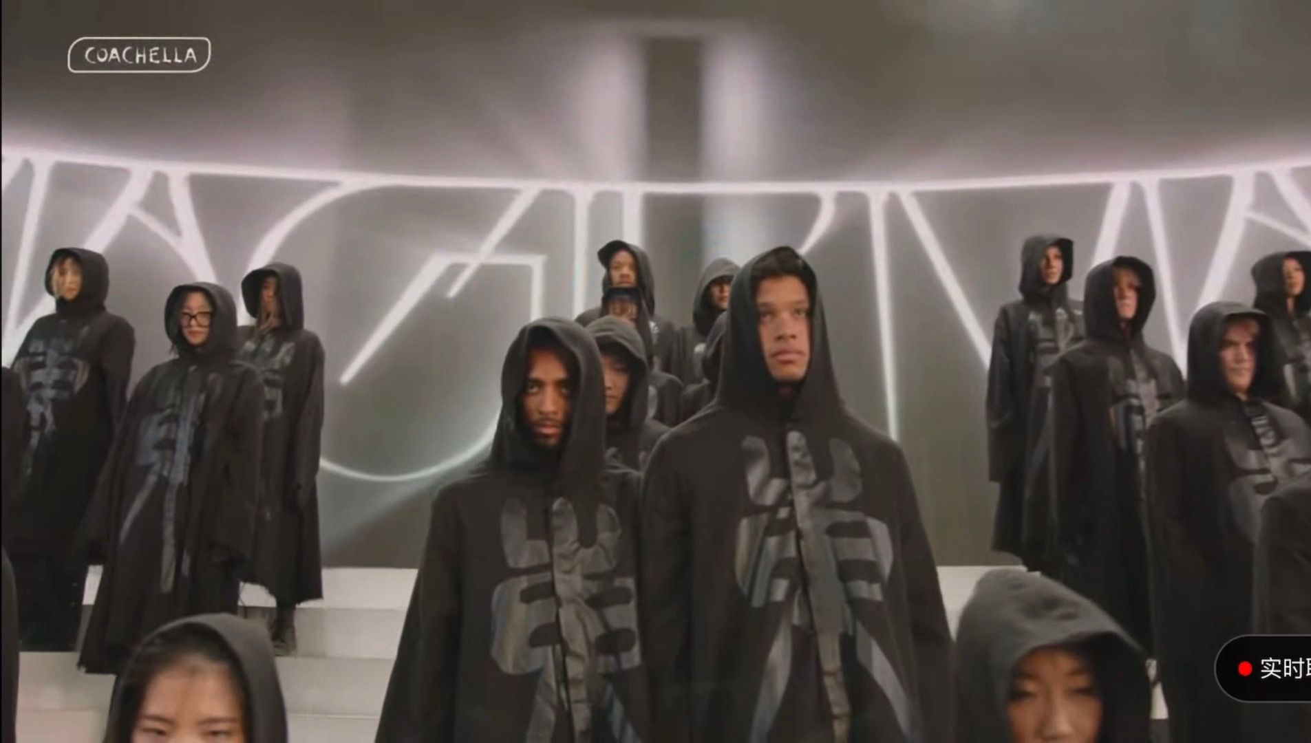   伴舞人数真的很多呀，像这样的舞台可以多来一点，根本不够看，我也很想去现场感受