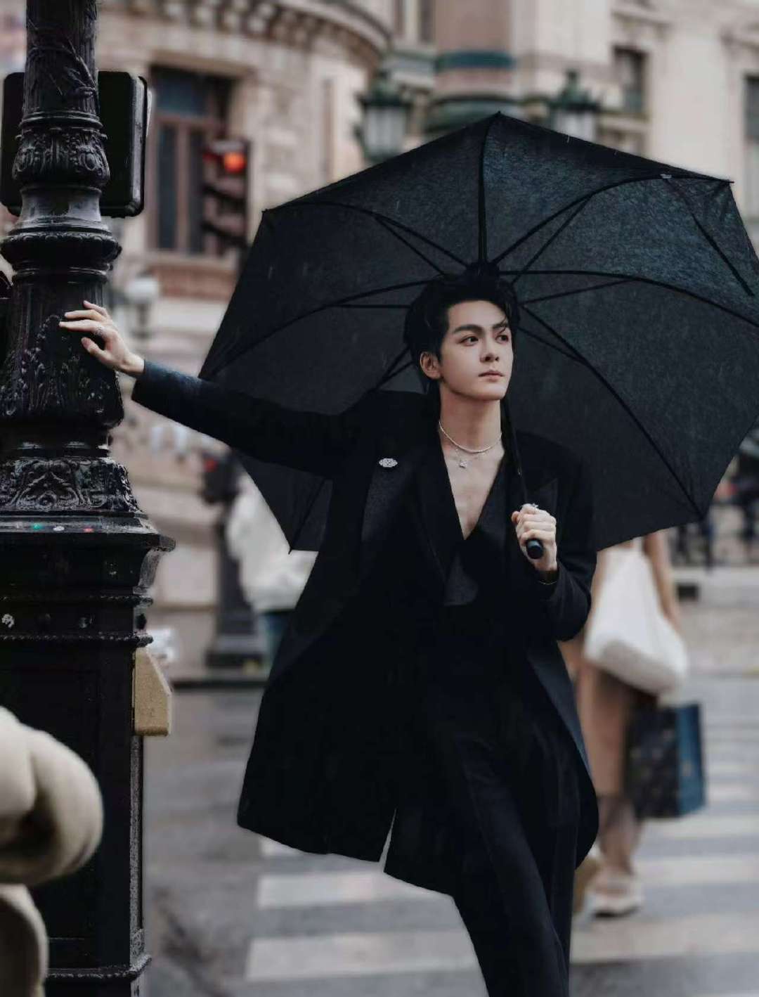 曾舜晞巴黎街头大片曾舜晞西装撑伞大片 曾舜晞西装撑伞大片 