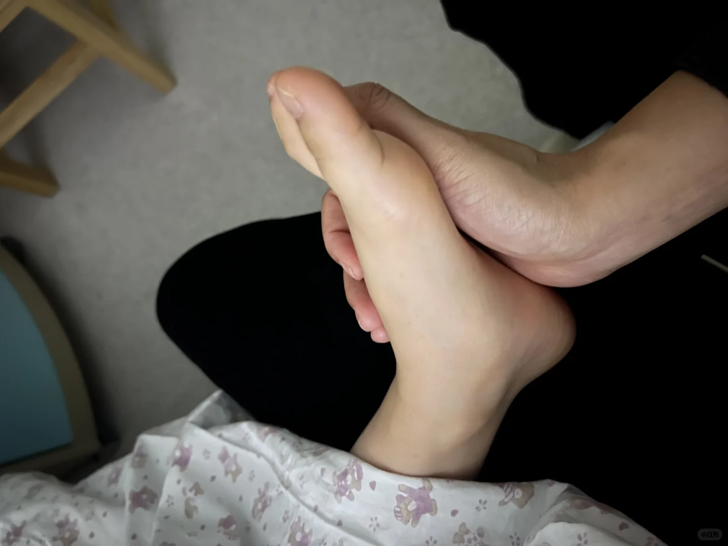 老公，你看你们两父子，一模一样，睡不着都是要我搓脚丫，以前给你一搓就到...