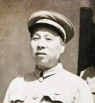 1949年底黑龙江省省委书记张启龙；
省委副书记赵德尊；
省委常委：张启龙、赵德