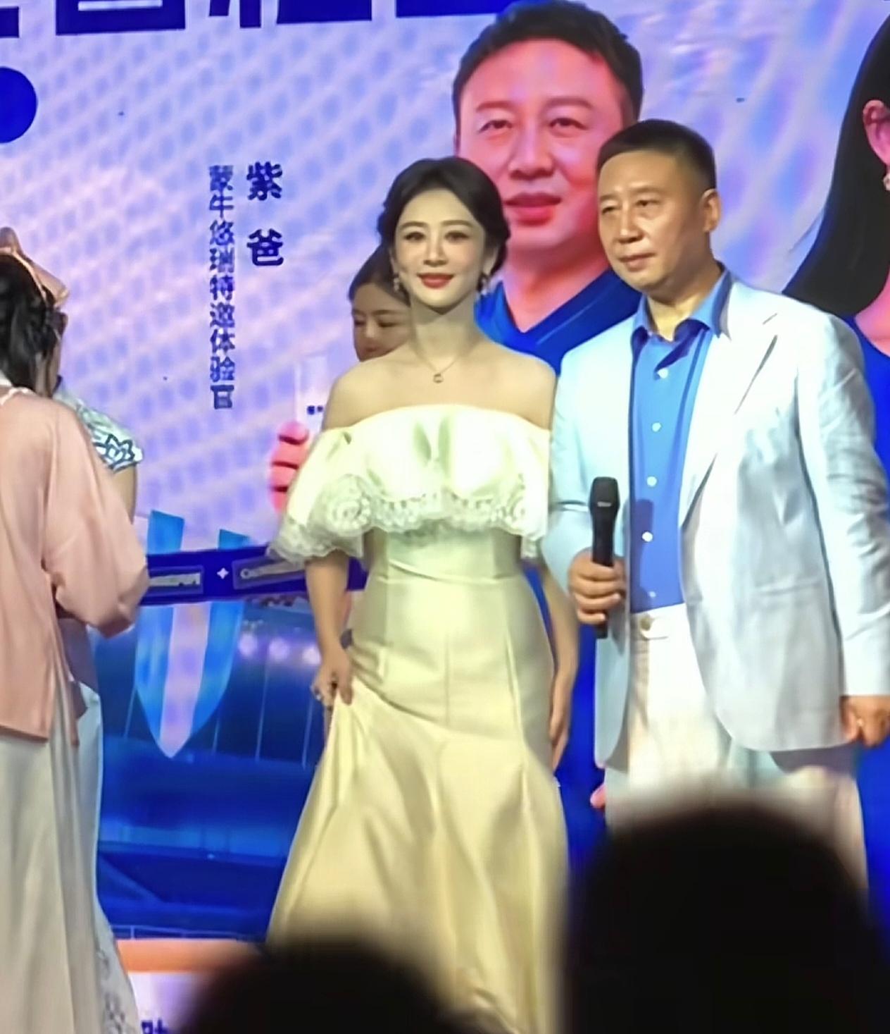杨紫携父亲亮相线下活动
 
6月17日北京蒙牛悠瑞活动，杨紫一袭淡黄抹胸长裙，和