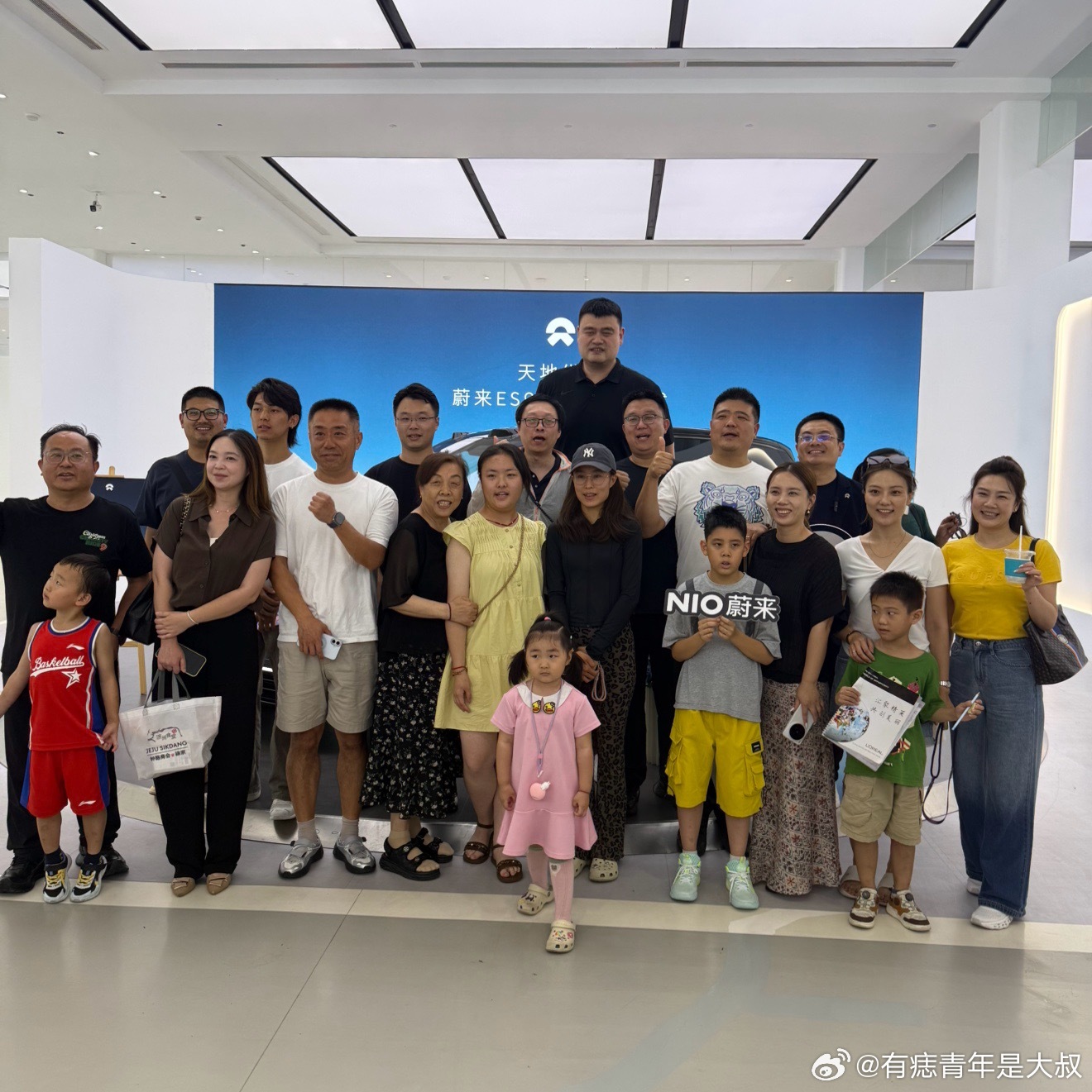 大姚的ES9今天提车了，没想到连大姚买ES9都得等两个月，真的是人人平等啊。话说