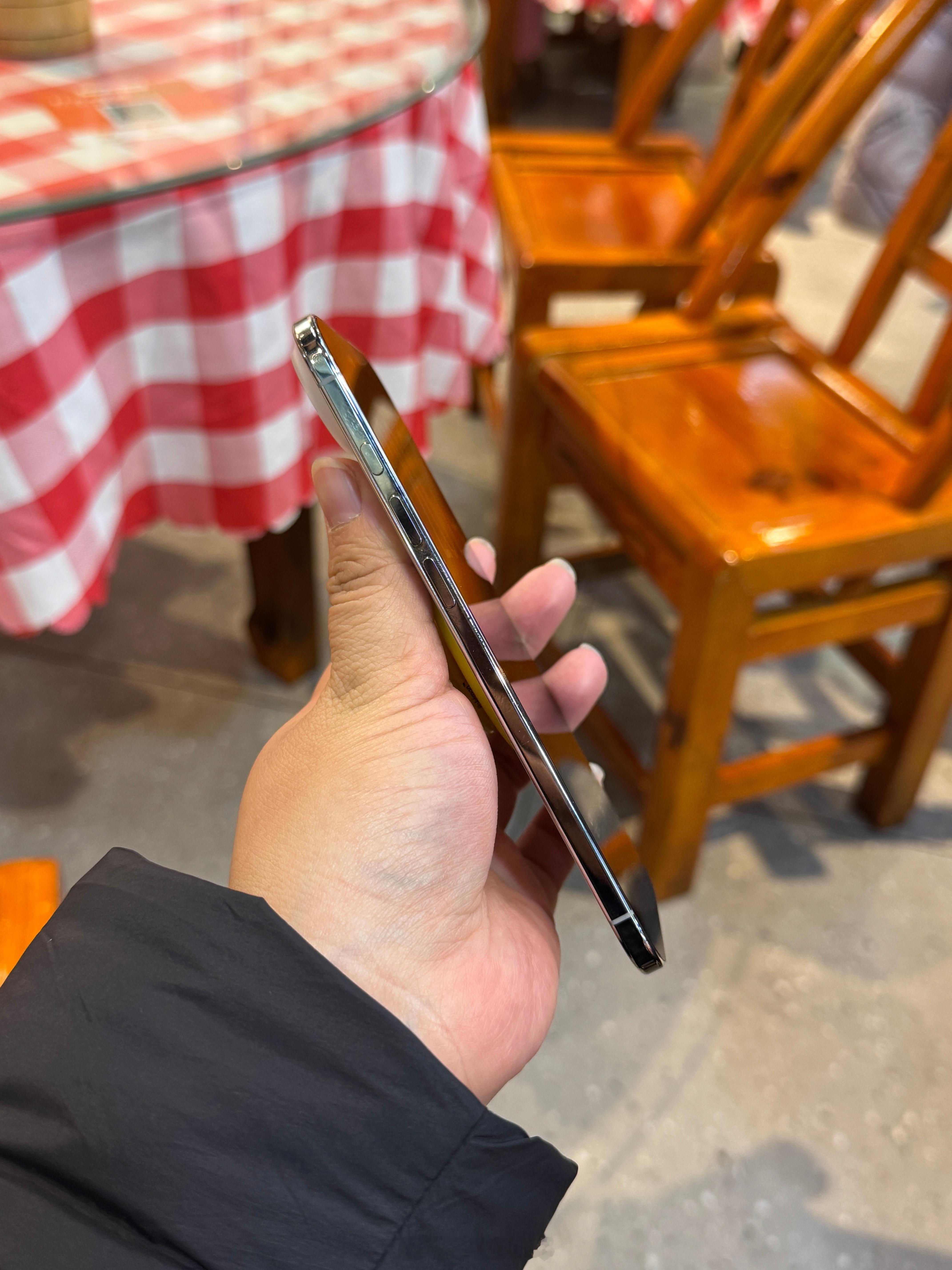 吃饭偶遇一台没壳没膜的iPhone Air