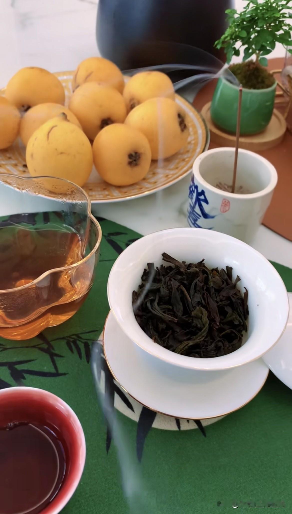 女儿，今天早上，我看餐桌上没有餐巾纸了，随口说了一句：“你看到餐桌上没有餐巾纸了