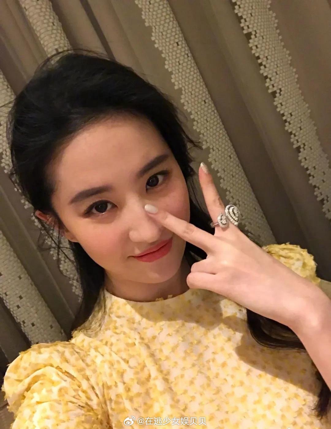 刘亦菲，好丰腴肥美的身材，越来越有女人味了，曲线饱满有肉感，直男的最爱。 