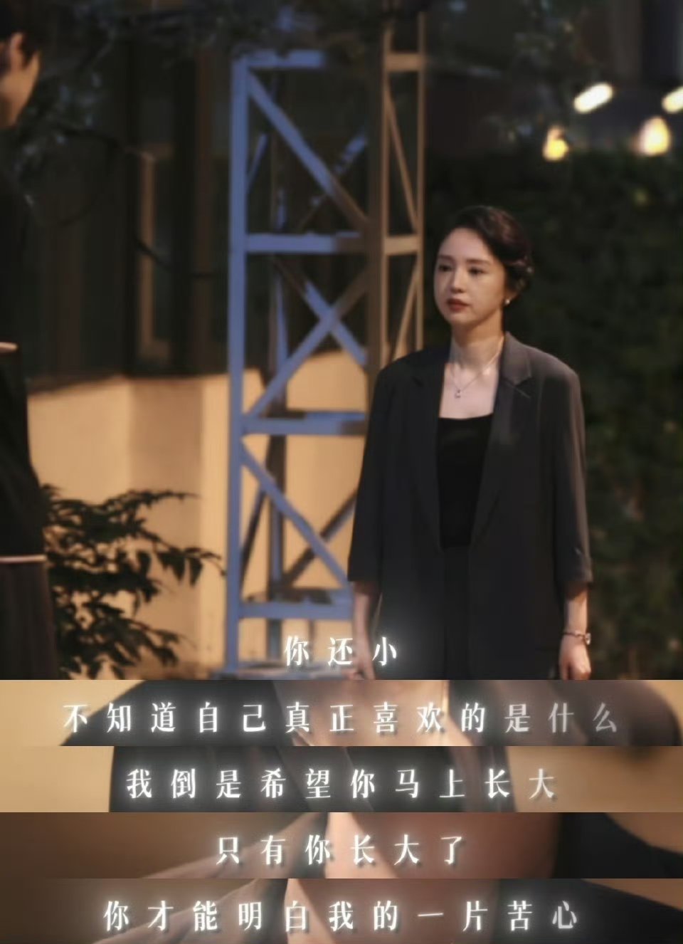 张凌赫 接受来自董璇的凝视吧董璇眼神杀自带“西太后”气场，张凌赫戏里乖乖受降，戏