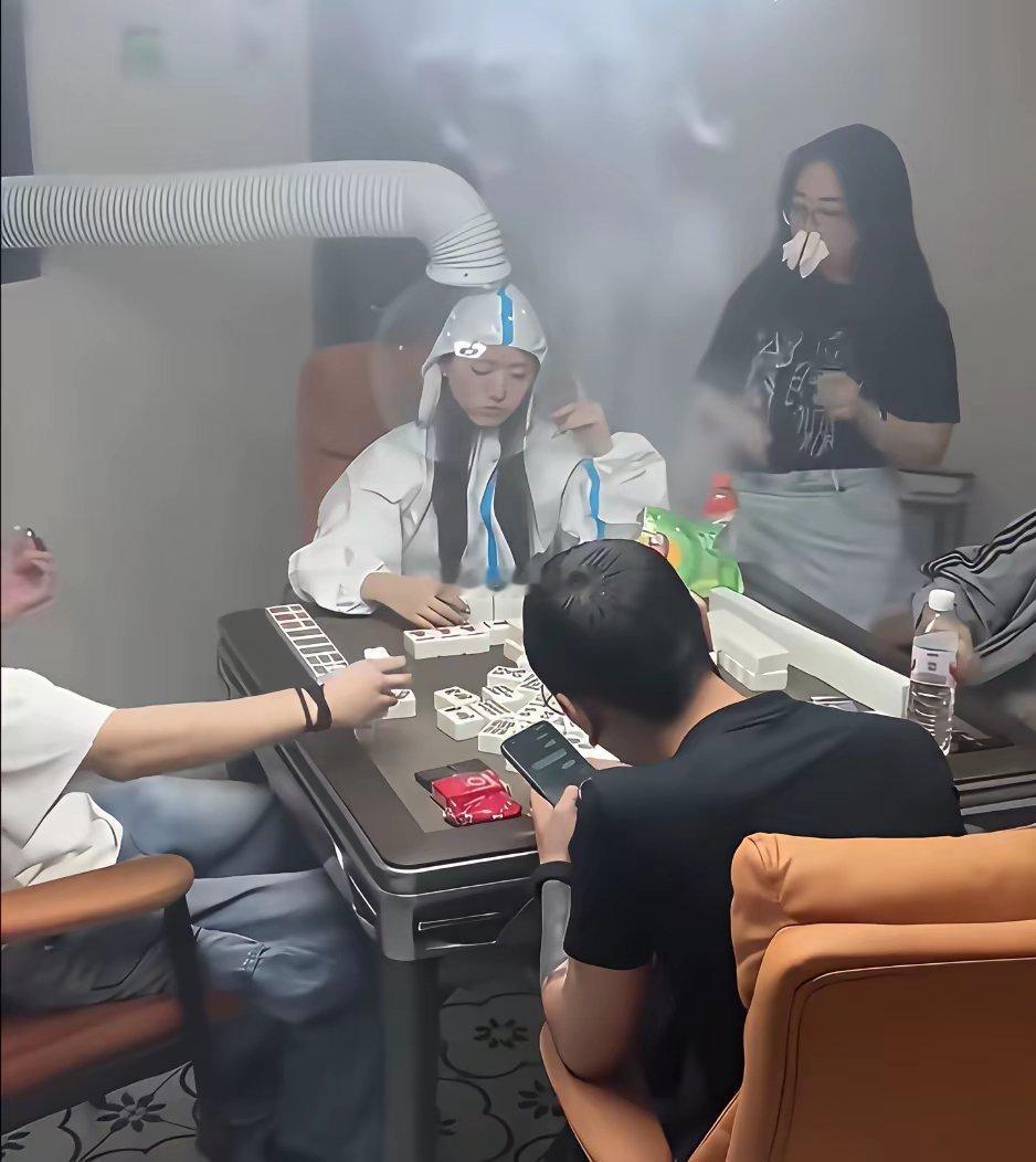 这位牌友自己不抽烟，还格外反感烟味可偏偏牌瘾特别大，为了这事她挖空心思琢磨出了这