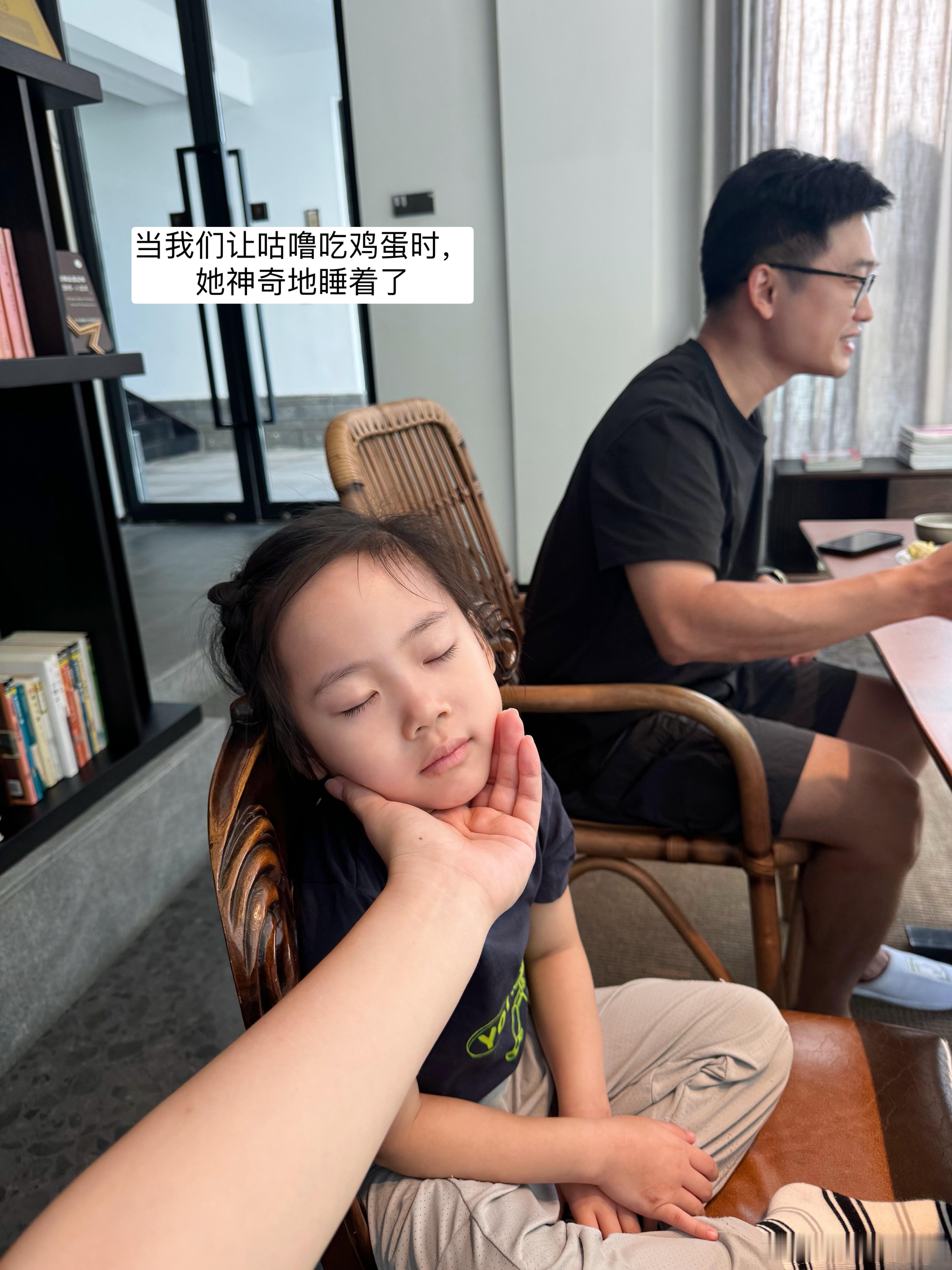 今天日程：皮划艇+漂流。皮划艇就在酒店的一小块小湖里随便划了一下，以爷爷奶奶的皮