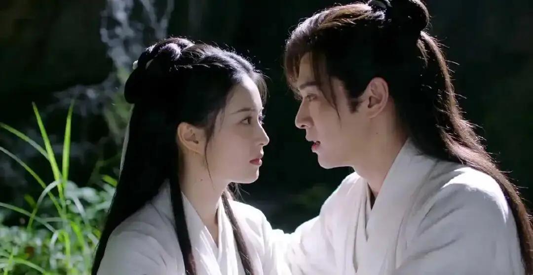 哑仆十八年，一剑护故人
 
血顺着绝情溪流淌，染红了断肠草。杨过单膝跪地，胸口剑